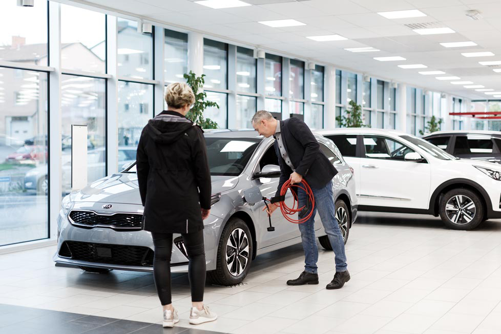 Vi både säljer och köper bilar