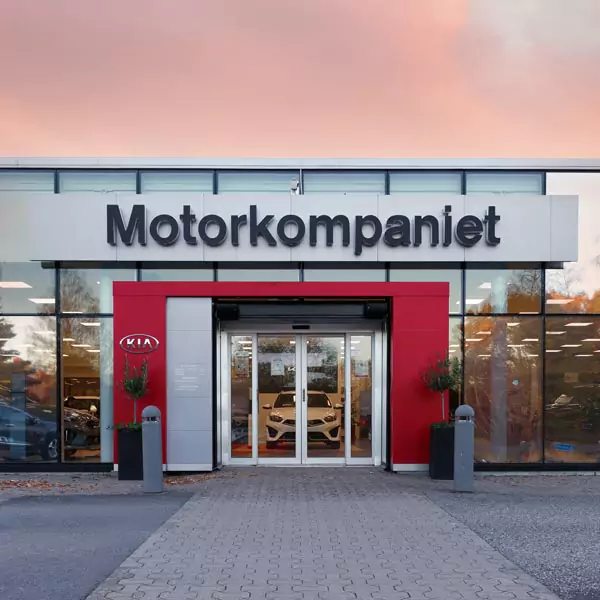 Både nya och begagnade bilar i lager