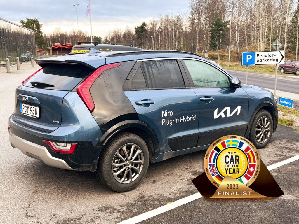 Blå Kia Niro. Finalkandidat till Årets bil 2023.